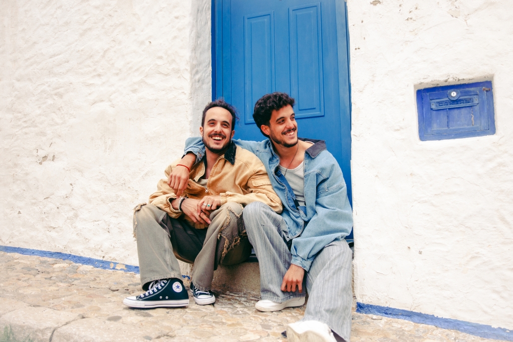 "Mitad de tu armario" es el nuevo single de Morochos